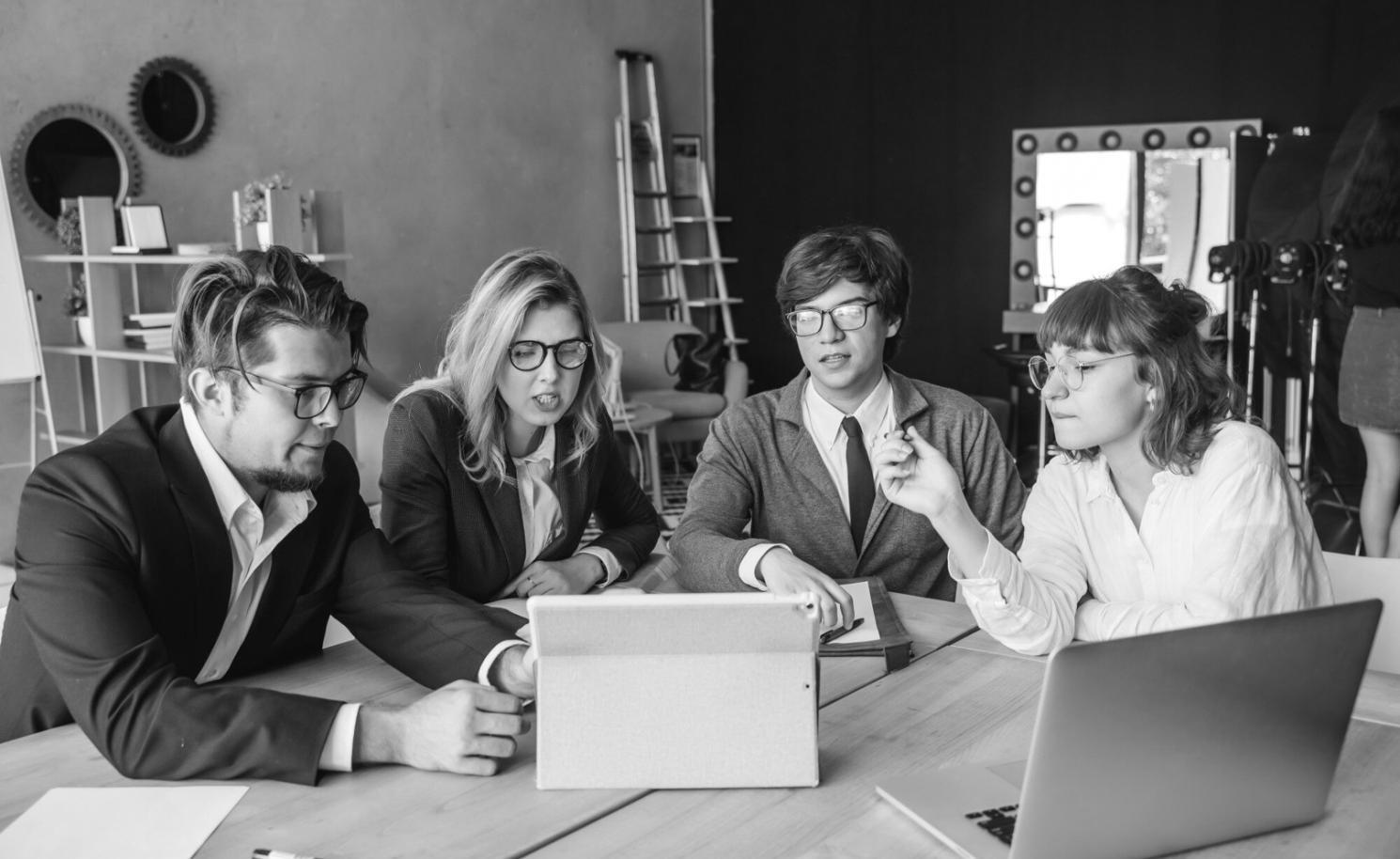 Menschen in einem Workshop-Setting beim gemeinsamen Lernen