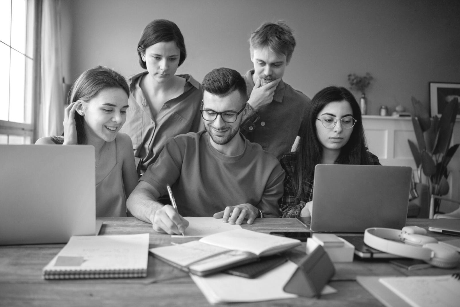 Person arbeitet konzentriert mit Lernmaterialien und Kopfhörern